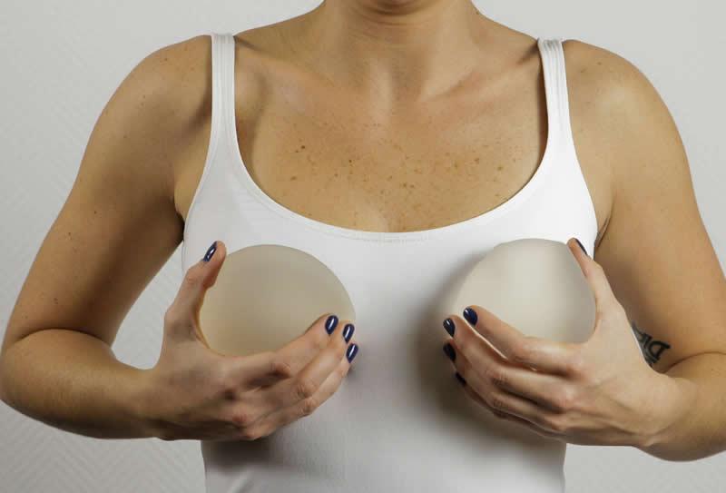 Mamografia em mulheres com próteses de silicone